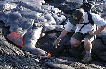 Prélèvement de lave sur le Kilauea, Big island, Hawaii